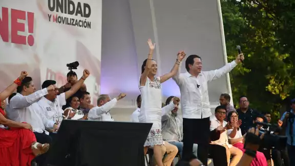 Cerca de las 17:00 horas, Claudia Sheinbaum Pardo fue recibida entre aplausos y banderas Cerca de las 17:00 horas, Claudia Sheinbaum Pardo fue recibida entre aplausos y banderas
