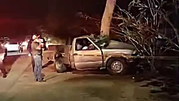 Chabelo, de Tekax, ignoró un paso peatonal con exceso de velocidad y se impactó en un árbol Chabelo, de Tekax, ignoró un paso peatonal con exceso de velocidad y se impactó en un árbol