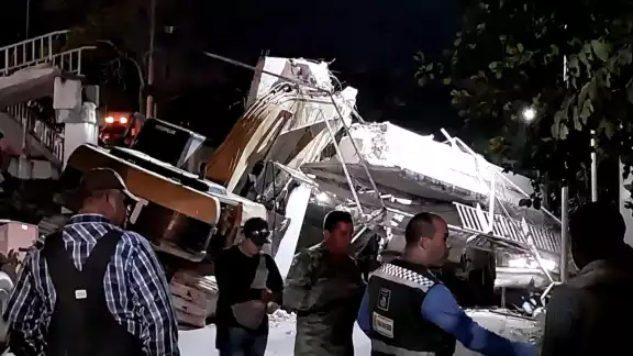 El puente fue derribado por un tráiler cargado con maquinaria pesada El puente fue derribado por un tráiler cargado con maquinaria pesada