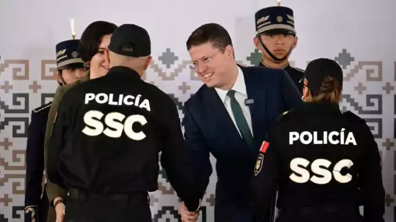 Pablo Vázquez Camacho, titular de la SSC, fue el encargado de distinguirlos Pablo Vázquez Camacho, titular de la SSC, fue el encargado de distinguirlos