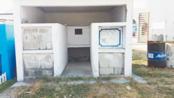 Diversas tumbas han sido vandalizadas y luego llegan personas sin hogar para pasar la noche. Diversas tumbas han sido vandalizadas y luego llegan personas sin hogar para pasar la noche.
