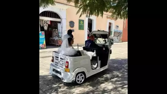 En las imágenes se puede observar a la novia sentada en el mototaxi que va llegando al templo