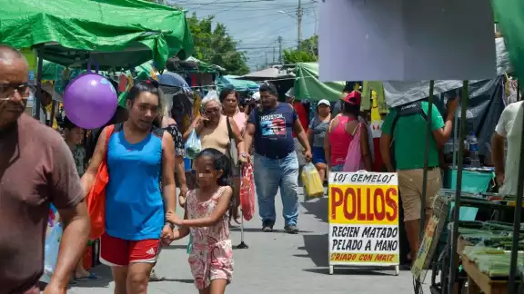 Algunos cambian de tianguis cada día, esperando vender más, sobre todo los fines de semana Algunos cambian de tianguis cada día, esperando vender más, sobre todo los fines de semana