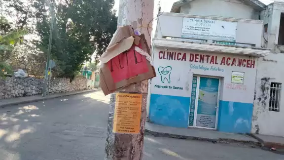 Palabras como Alto, Tope y peligro se pueden ver en los letreros Palabras como Alto, Tope y peligro se pueden ver en los letreros