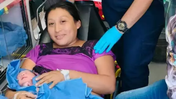 La mujer de 32 años dio a luz mientras se trasladaba al hospital La mujer de 32 años dio a luz mientras se trasladaba al hospital