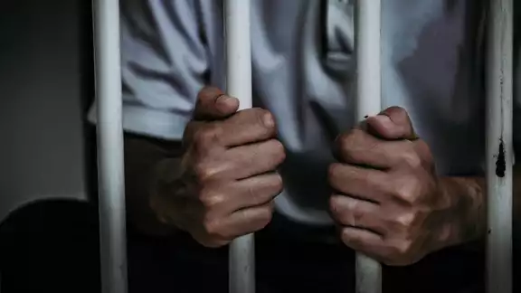 De igual forma, el hombre también violó las órdenes de protección estipuladas en abril del mismo año a favor de la víctima