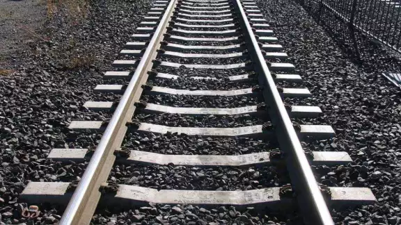 Paramédicos que acudieron al lugar le ofrecieron los primeros auxilios e intentaron estabilizar al joven