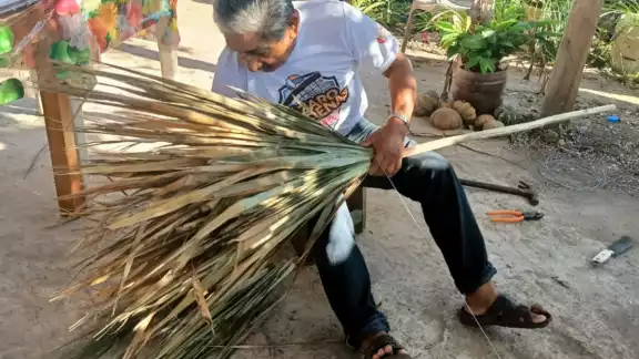 Por recomendación médica tuvo que dejar su actividad en el campo y aunque recibe apoyo de sus hijos, decidió hacer esta actividad para “no aburrirse en casa” y ganar unos pesos. Por recomendación médica tuvo que dejar su actividad en el campo y aunque recibe apoyo de sus hijos, decidió hacer esta actividad para “no aburrirse en casa” y ganar unos pesos.