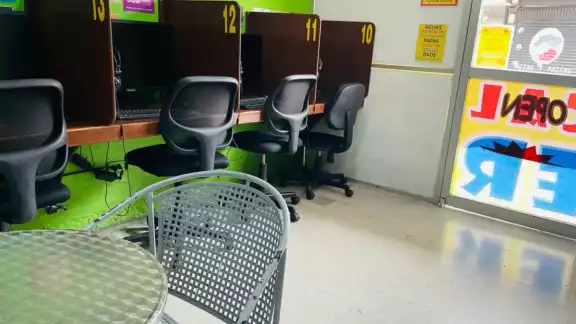 Los ciber ofrecían alta velocidad para navegar y máquinas que para ese entonces eran muy potentes y rápidas Los ciber ofrecían alta velocidad para navegar y máquinas que para ese entonces eran muy potentes y rápidas