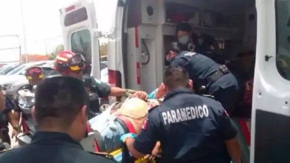Los obreros fueron valorados y trasladados al hospital.