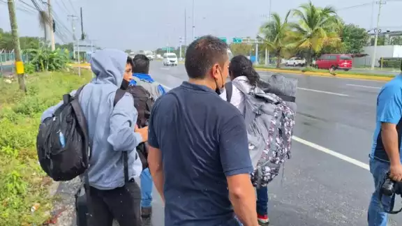 Comentan que el hombre que les brindó el trabajo no les contestó, por lo que tuvieron que caminar tres kilómetros hasta la carretera. Comentan que el hombre que les brindó el trabajo no les contestó, por lo que tuvieron que caminar tres kilómetros hasta la carretera.