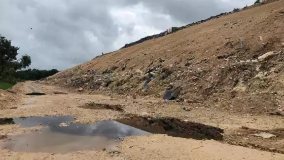 Camiones repletos de basura llegando al monto de la celda 4