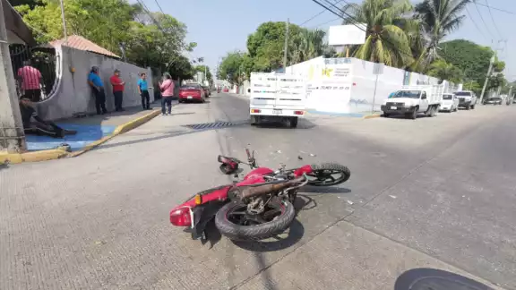 El motociclista terminó con lesiones en las piernas