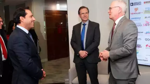 También sostuvo un encuentro con directivos y ejecutivos de la Fundación de la Tecnología de la Información y la Innovación También sostuvo un encuentro con directivos y ejecutivos de la Fundación de la Tecnología de la Información y la Innovación