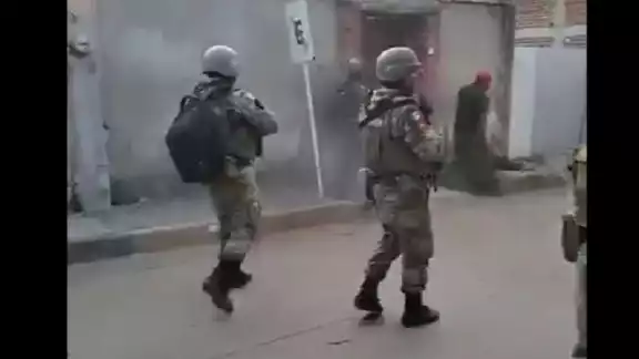 Los militares hicieron disparos al aire