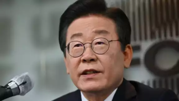 Lee Jae-myungíder , líder de la oposición surcoreana se recupera favorablemente de la puñalada que recibió en el cuello el martes