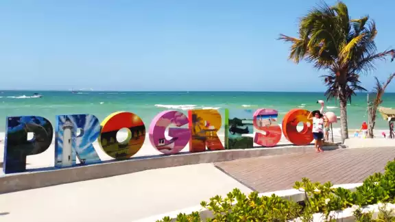 Progreso se encuentra a 36 kilómetros al Norte de la ciudad de Mérida. Progreso se encuentra a 36 kilómetros al Norte de la ciudad de Mérida.