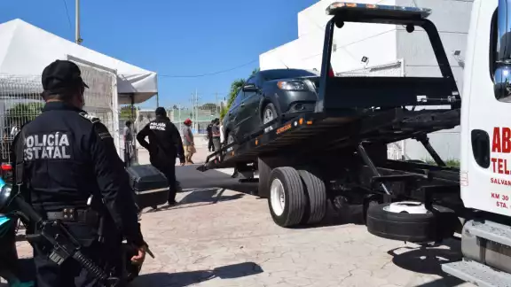 Al menos una decena de agentes policiacos para retener un vehículo y posteriormente llevarlo rumbo al corralón de la policía estatal Al menos una decena de agentes policiacos para retener un vehículo y posteriormente llevarlo rumbo al corralón de la policía estatal