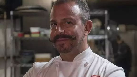 El chef Benito Molina vuelve a estar en polémica, no por su participación en MasterChef, sino por recibir una demanda por sus trabajadores de su restaurante