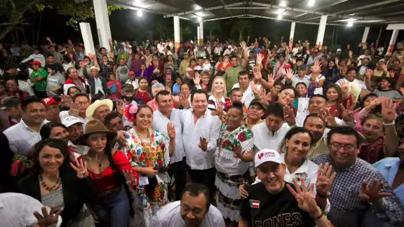 En sus mensajes, Díaz Mena reafirmó que ya se sienten los vientos del cambio verdadero en Yucatán En sus mensajes, Díaz Mena reafirmó que ya se sienten los vientos del cambio verdadero en Yucatán