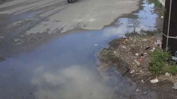 Los vecinos viven entre los malos olores de las aguas negras Los vecinos viven entre los malos olores de las aguas negras