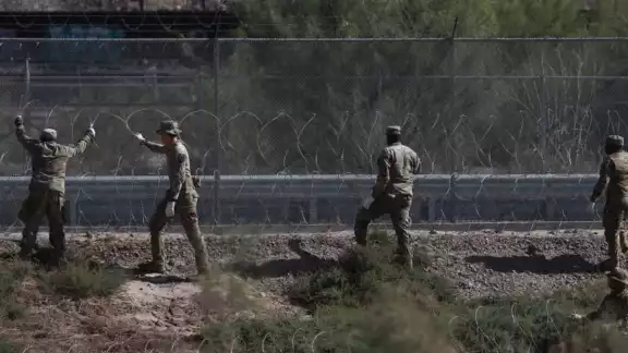 El vicegobernador de Texas, anunció que el estado podría recurrir al uso de alambre de púas a lo largo de su frontera con México
El vicegobernador de Texas, anunció que el estado podría recurrir al uso de alambre de púas a lo largo de su frontera con México