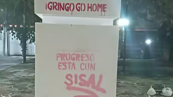 La base del busto a Benito Juárez fue vandalizada con esos mensajes La base del busto a Benito Juárez fue vandalizada con esos mensajes