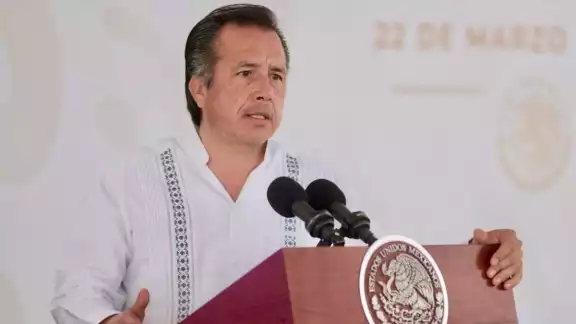 El gobernador de Veracruz, Cuitláhuac García, enumeró varios programas que han sido clave en el éxito de la estrategia de "abrazos, no balazods" en la entidad El gobernador de Veracruz, Cuitláhuac García, enumeró varios programas que han sido clave en el éxito de la estrategia de "abrazos, no balazods" en la entidad