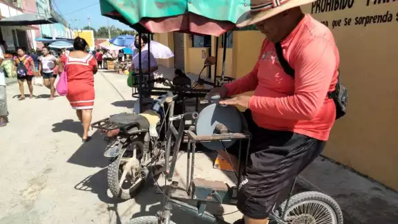Señaló que hace 10 años se quedó sin empleo fijo, por lo que compró sus herramientas y comenzó a afilar utensilios Señaló que hace 10 años se quedó sin empleo fijo, por lo que compró sus herramientas y comenzó a afilar utensilios