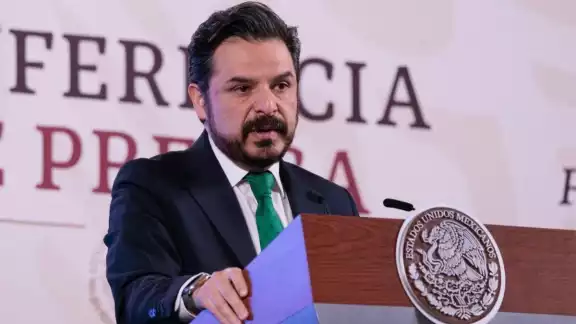 Zoé Robledo, director del IMSS, señaló que el sueldo ofrecido a médicos especialistas busca atraer y retener talento médico en áreas donde es más necesario.
