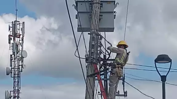Los vecinos hicieron reportes a la CFE y en redes sociales para reparar las fallas Los vecinos hicieron reportes a la CFE y en redes sociales para reparar las fallas