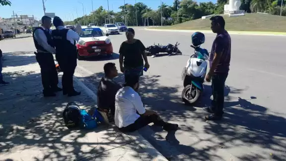 Los paramédicos indicaron que no era necesario trasladar a la pareja de motociclistas