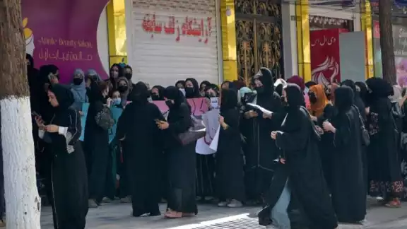 Se intentó dispersar al grupo de mujeres con chorros de agua Se intentó dispersar al grupo de mujeres con chorros de agua