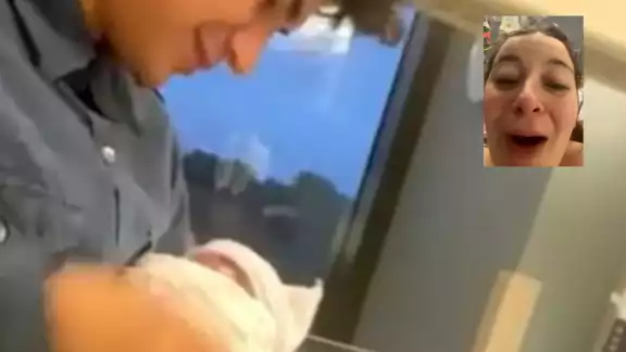 El breve instante de conexión entre padre e hijo fue inesperado y conmovedor para la joven pareja. El breve instante de conexión entre padre e hijo fue inesperado y conmovedor para la joven pareja.