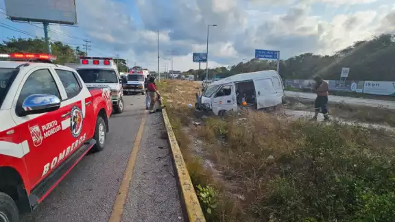 Ante el accidente, se pidió apoyo a los números de emergencia para brindar apoyo a los tripulantes de la camioneta. Ante el accidente, se pidió apoyo a los números de emergencia para brindar apoyo a los tripulantes de la camioneta.