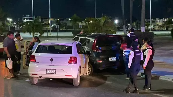 En el automóvil viajaban dos mujeres presuntamente intoxicadas por bebidas embriagantes En el automóvil viajaban dos mujeres presuntamente intoxicadas por bebidas embriagantes