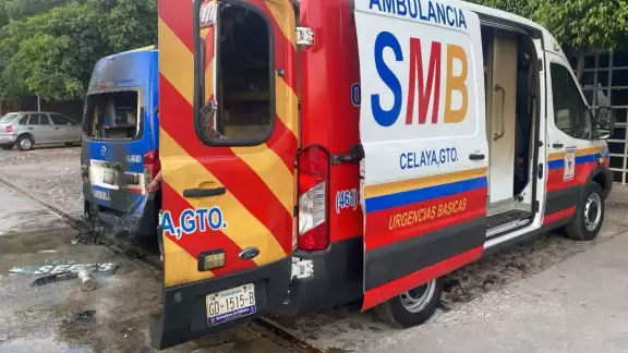 Los paramédicos fueron localizados en la parte delantera de la ambulancia Los paramédicos fueron localizados en la parte delantera de la ambulancia