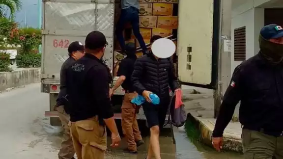 Dentro el tráiler se encontraban migrantes de diferente nacionalidad