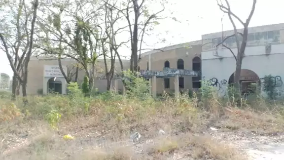 El edificio abandonado se ha convertido en un problema de inseguridad El edificio abandonado se ha convertido en un problema de inseguridad