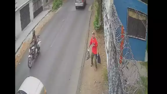 El hombre fue captado por una cámara de vigilancia El hombre fue captado por una cámara de vigilancia