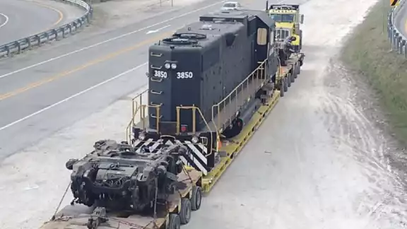 La locomotora pesa aproximadamente 150 toneladas La locomotora pesa aproximadamente 150 toneladas
