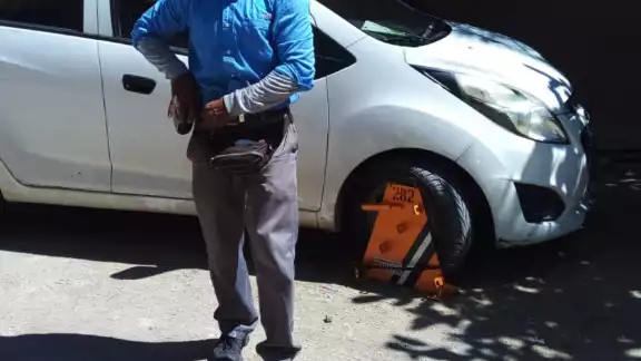 Vecinos aseguran que por años han estacionado ahí sin ningún problema