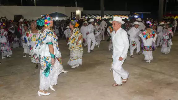 Antes de comenzar se coronó e impuso la banda a Ivonne Tobías como embajadora de la fiesta tradicional Antes de comenzar se coronó e impuso la banda a Ivonne Tobías como embajadora de la fiesta tradicional