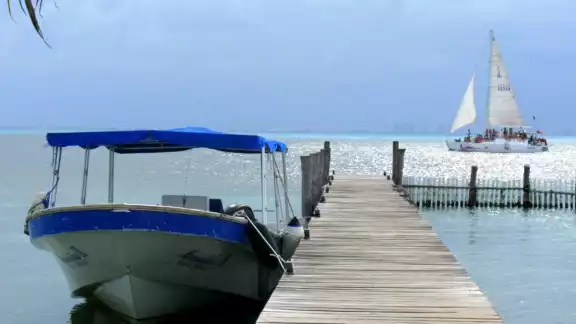 En Isla Contoy algunas sombrillas fueron derribadas