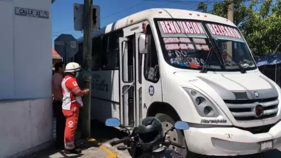 Los pasajeros auxiliaron a la mujer para que no perdiera la vida Los pasajeros auxiliaron a la mujer para que no perdiera la vida