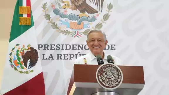 El presidente López Obrador terminó su discurso al grito de "Viva México" El presidente López Obrador terminó su discurso al grito de "Viva México"