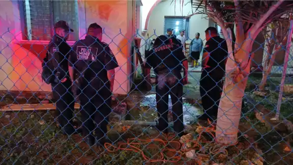 Luego de ser sacado de la especie de cueva, el hombre fue trasladado de inmediato al Hospital General de la ciudad Luego de ser sacado de la especie de cueva, el hombre fue trasladado de inmediato al Hospital General de la ciudad