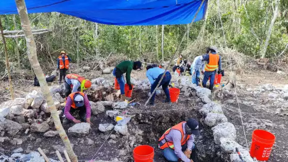 Estos hallazgos datan del periodo Clásico maya (300 a 600 d.C.) y tienen dimensiones variadas, las cuales van de los cinco a los 400 metros de longitud, con un metro de ancho