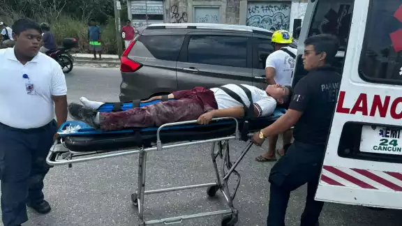Posiblemente sufrió una fractura de tibia y peroné, por lo que fue llevado al hospital.
Posiblemente sufrió una fractura de tibia y peroné, por lo que fue llevado al hospital.