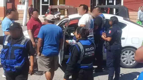 Policías de Motul obligaron a las personas a que no fueran trasladadas a Mérida por un conductor Policías de Motul obligaron a las personas a que no fueran trasladadas a Mérida por un conductor
